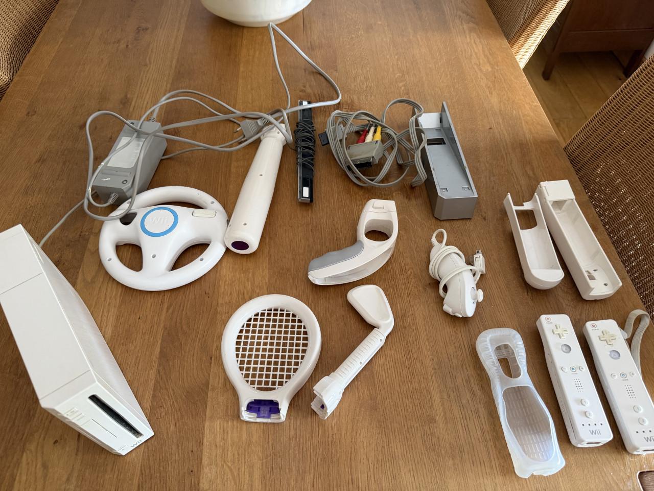 Nintendo Wii, met 2 controller , spel en diverse