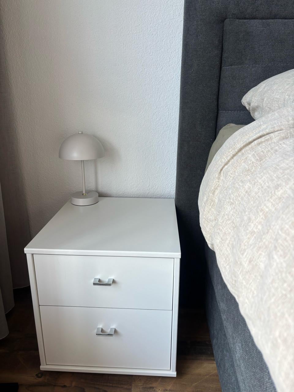 2 witte nachtkastjes