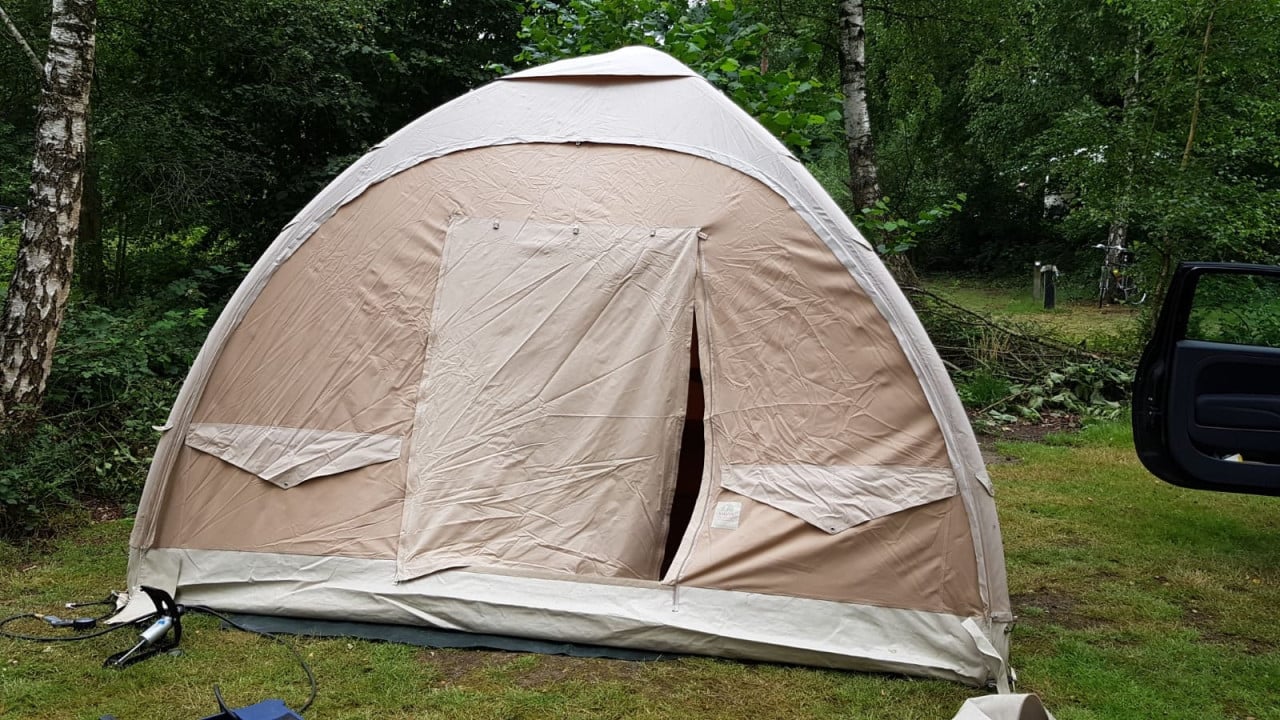 Karsten opblaas tent 350cm met voortent en luifel