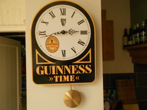 Vintage emaille reclamebord klok Guinness bier