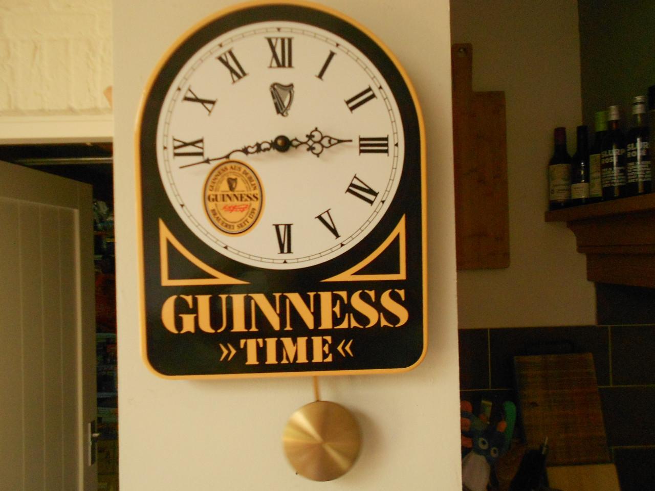 Vintage emaille reclamebord klok Guinness bier