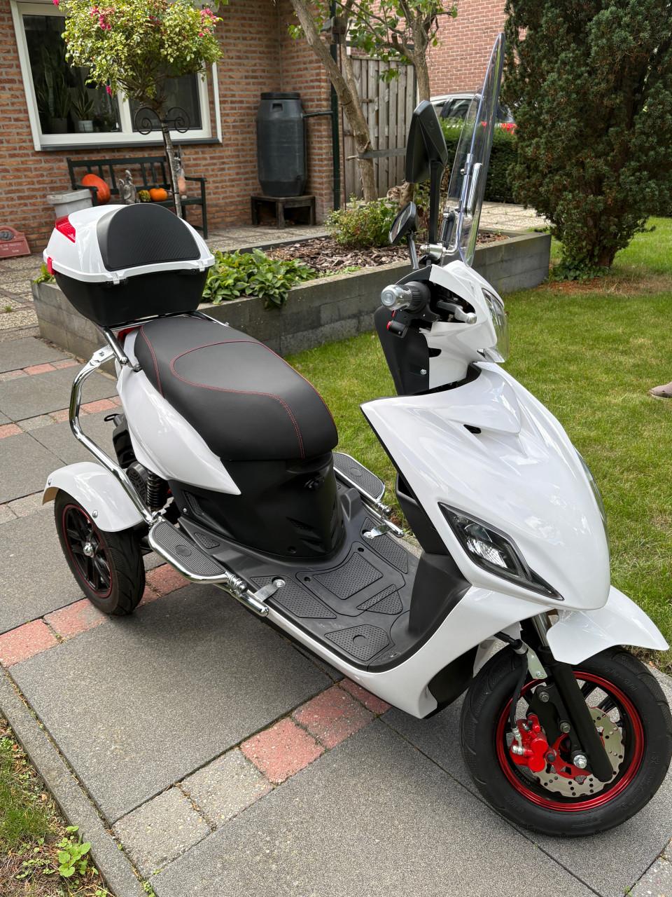 Nieuwe elec scooter 3 wiel iva t3  21 km juli 2026