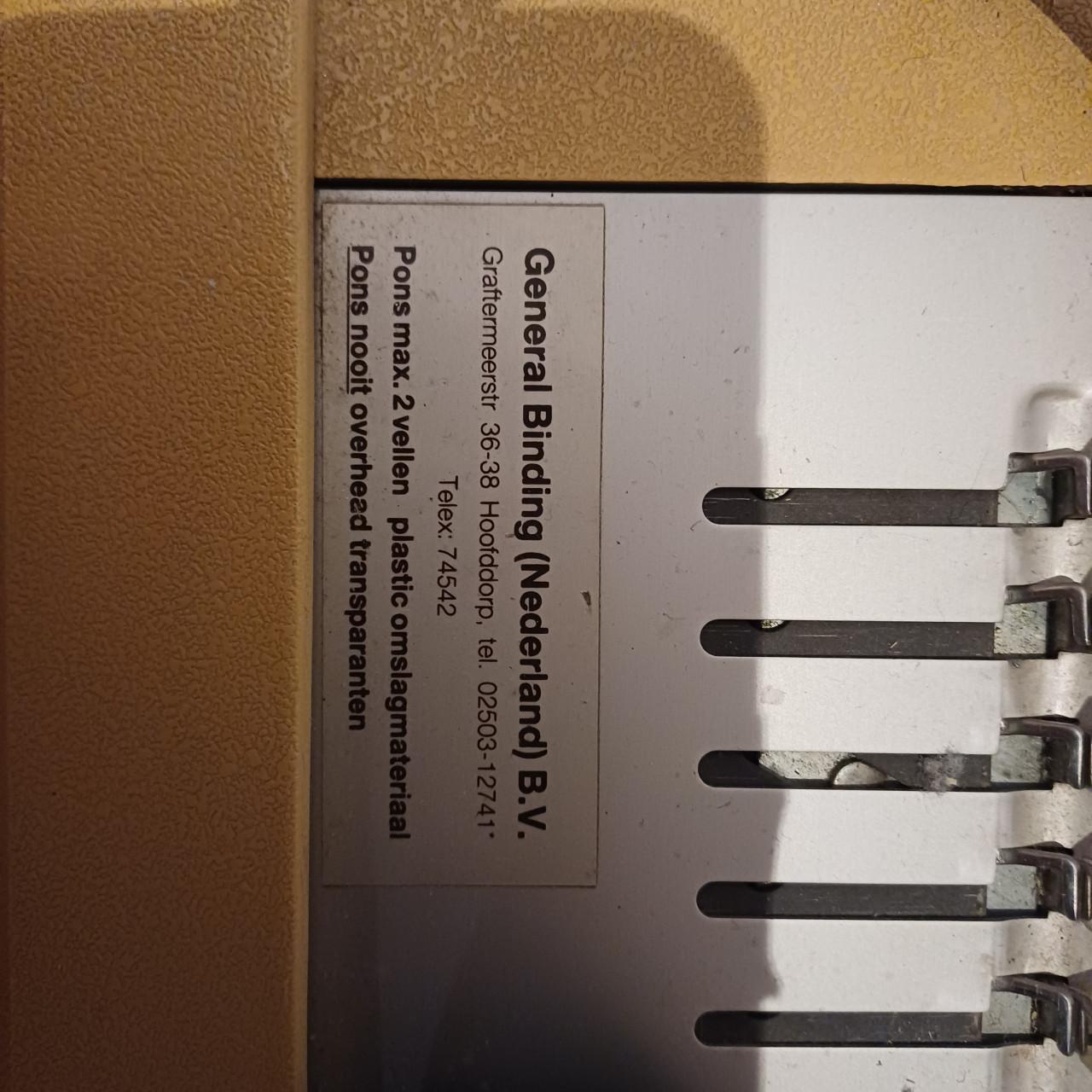 Inbindmachine (GBC model 470 KM) voor je eigen mappen te maken