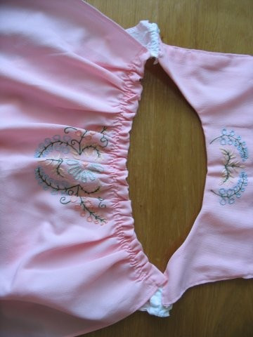 Walcherse kleding te koop.  Gehaakt wit halsdoekje  (1): €.10,00