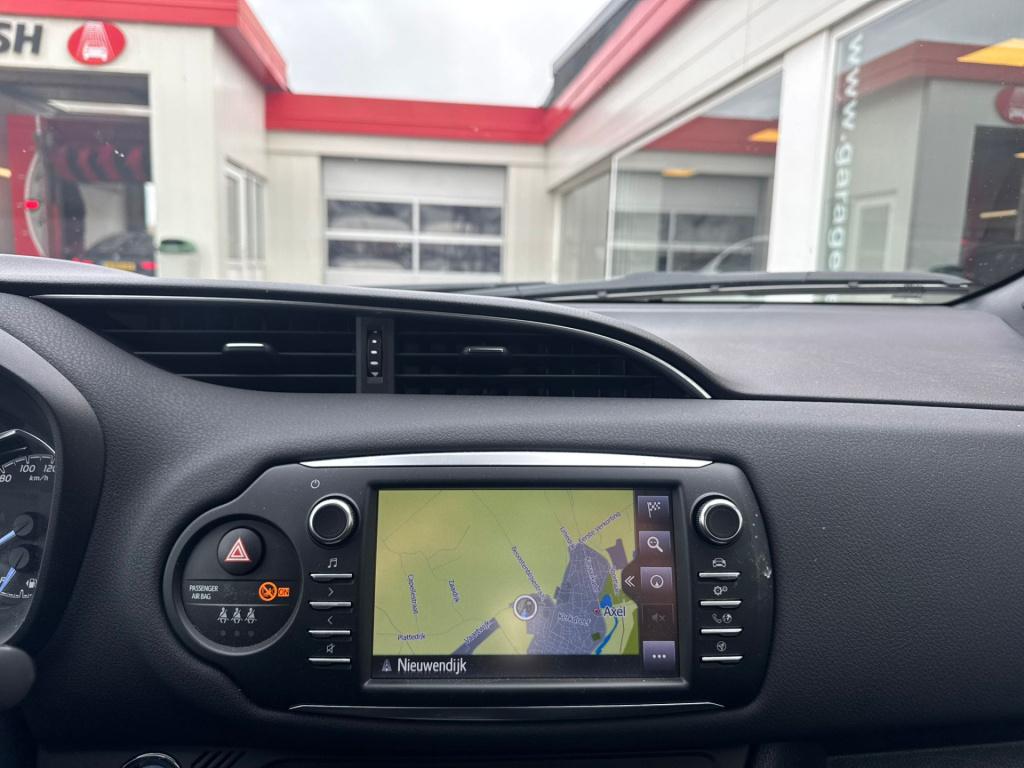 Toyota Yaris 1.5 hybrid bi-tone plus