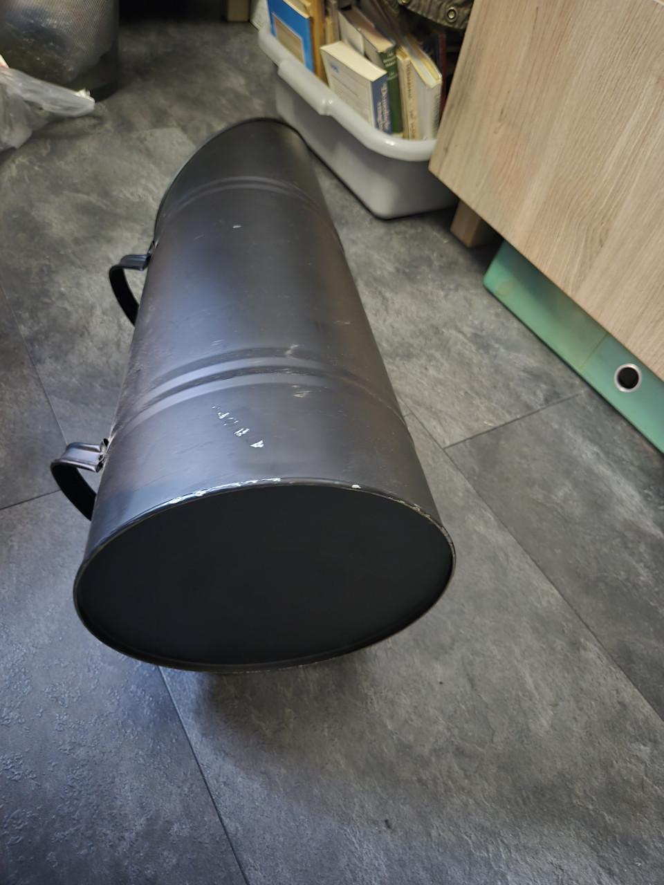 Zwarte, cilindervormige kolenkit met twee handvatten