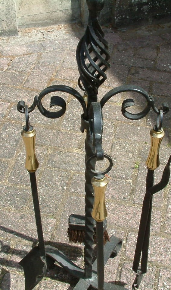 Haardstel met geel koperen handvaten  smeedijzer standaard  helm kit  koper