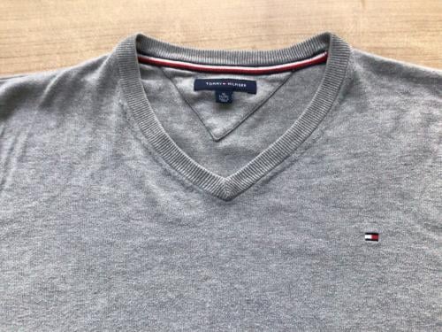 Mooie Tommy Hilfiger trui met V-hals. Grijs. Maat XL.