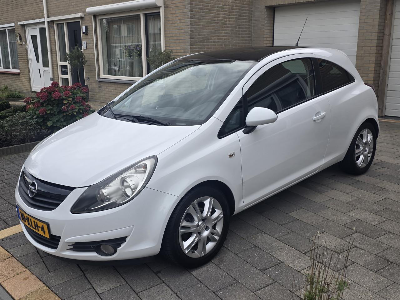 Tekoop zeer mooie Opel Corsa 1.4 16V Black and White