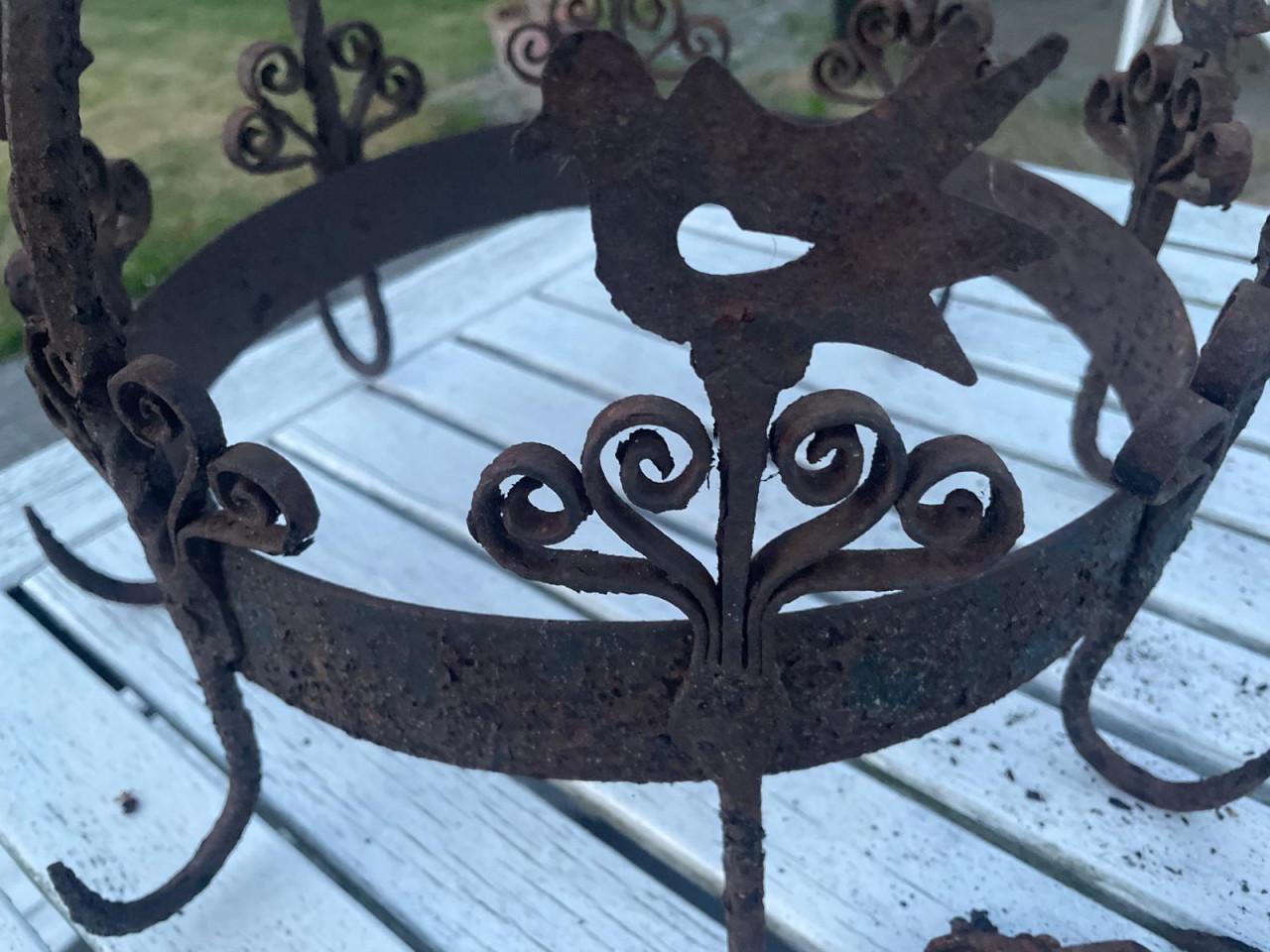 Ijzeren rek ter decoratie in de tuin