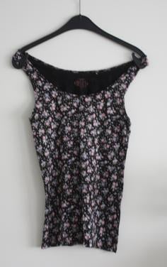 Zwarte top met bloemen print  maat L