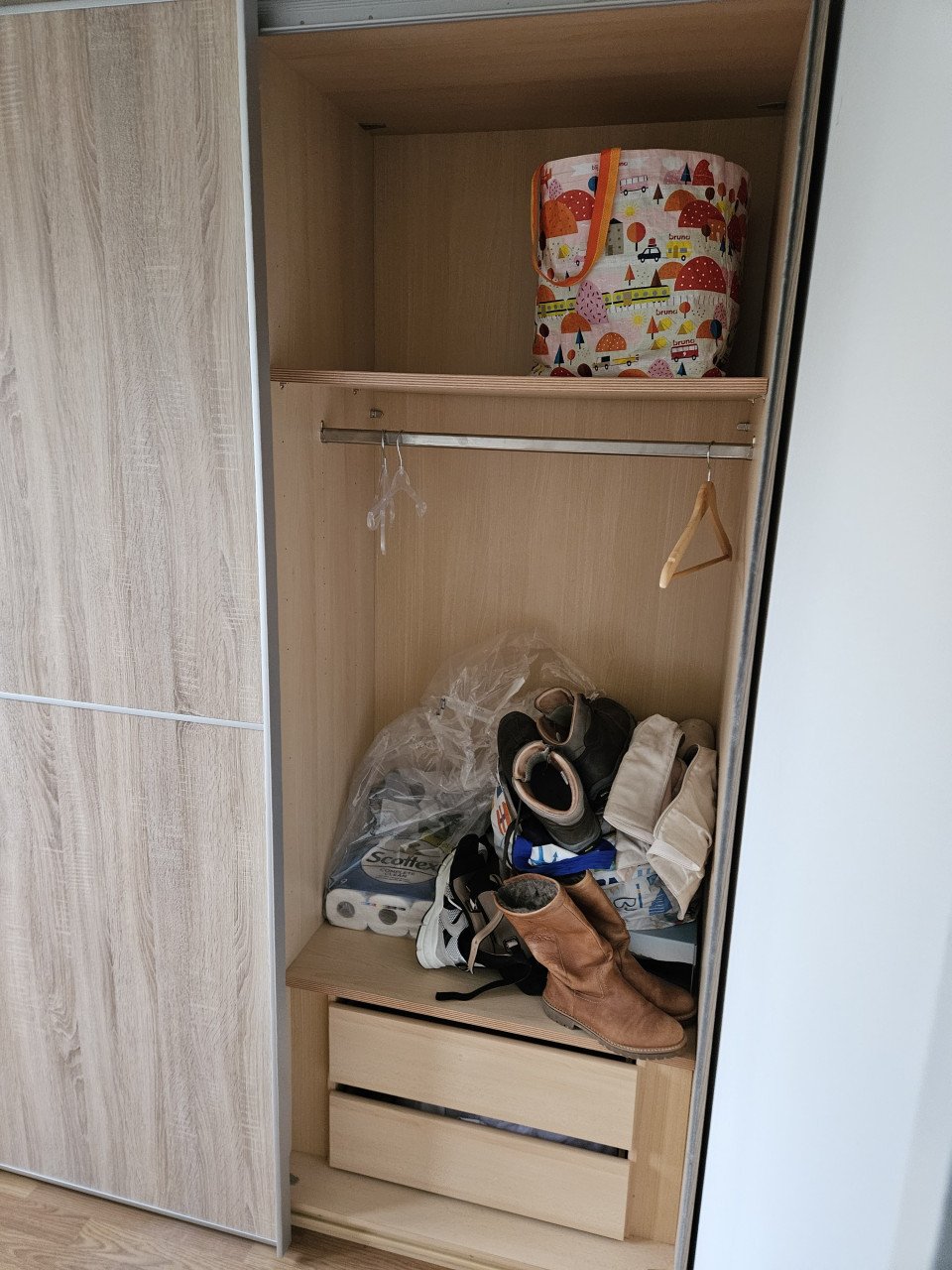 Mooie, grote, degelijke eiken kledingkast 220x65x250