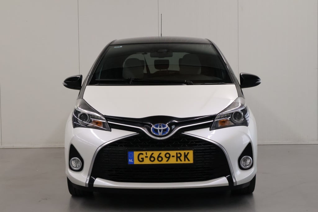 Toyota Yaris 1.5 hybrid dynamic bi-tone