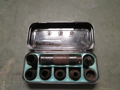 Gereedschapset om gaten te maken in leder