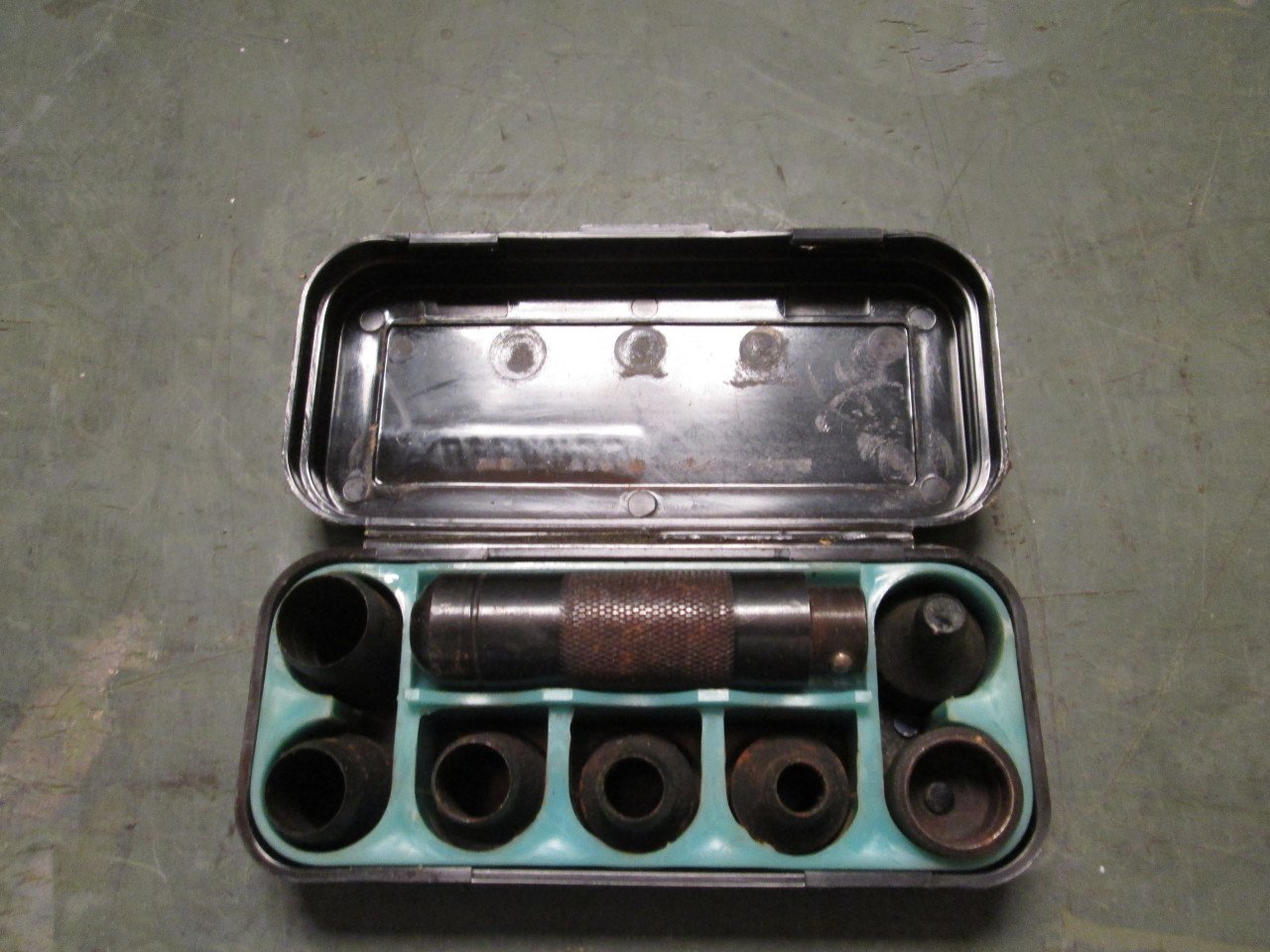 Gereedschapset om gaten te maken in leder