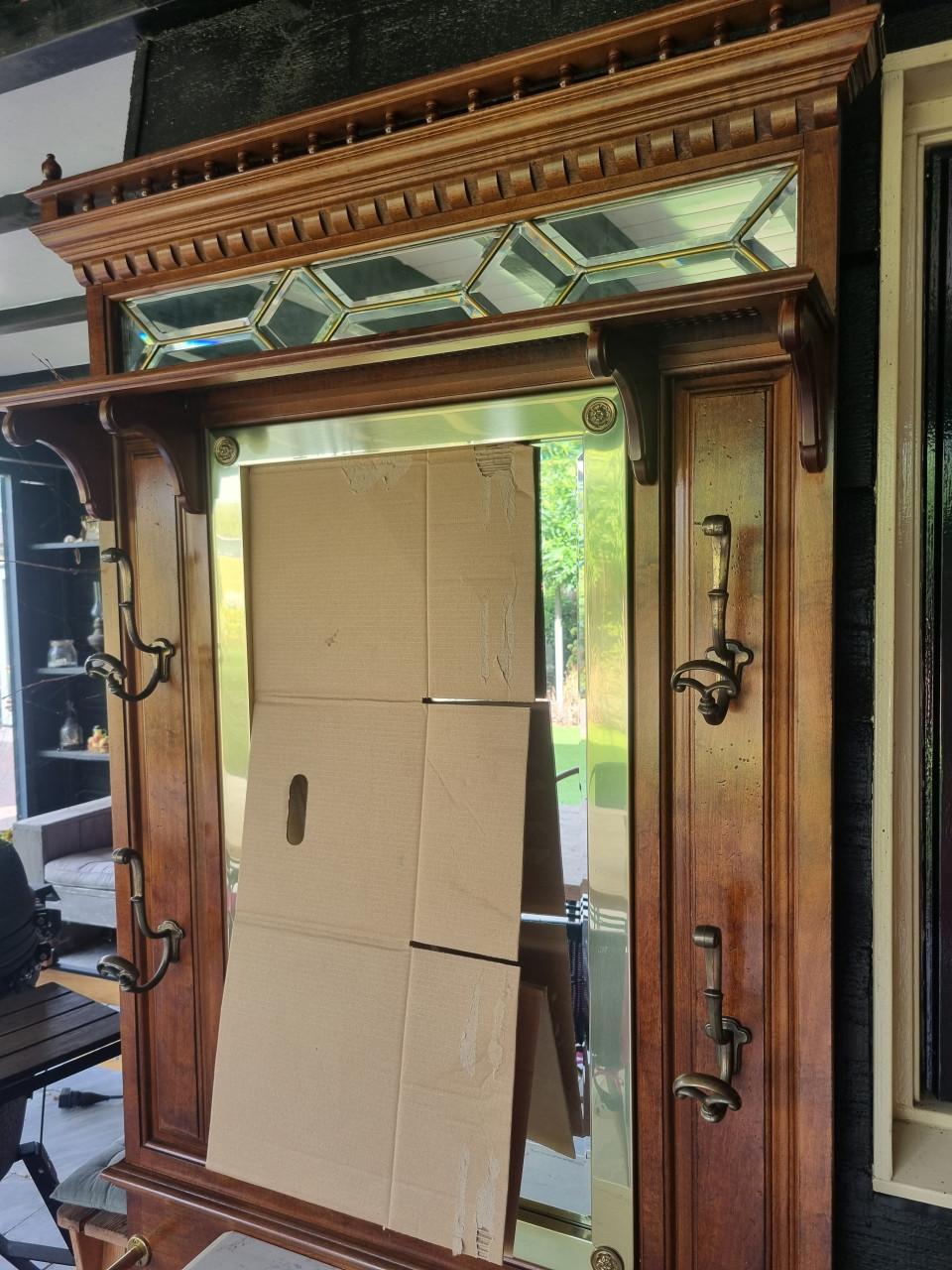 Halmeubel met kapstok