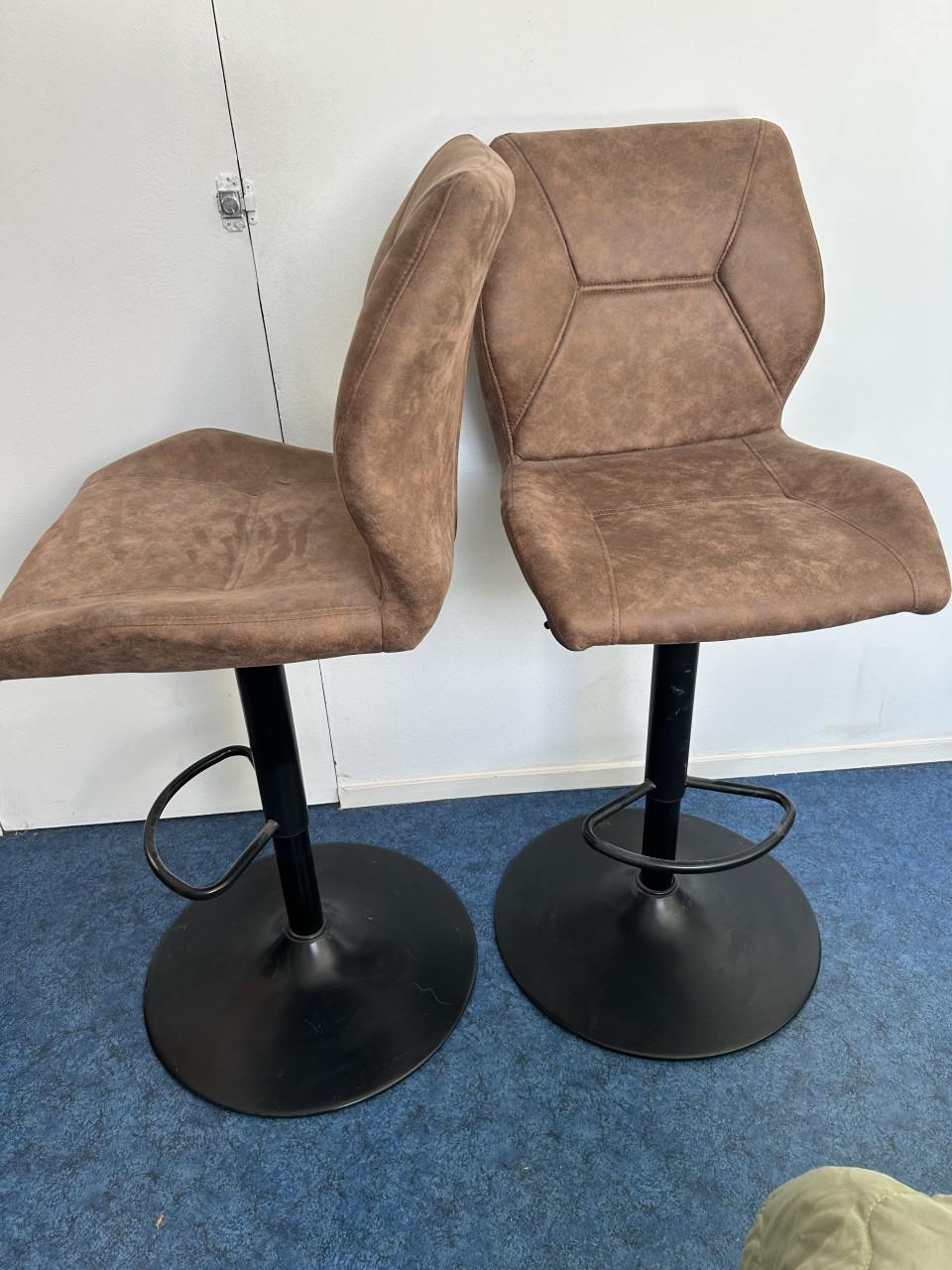 2 barkrukken bruin