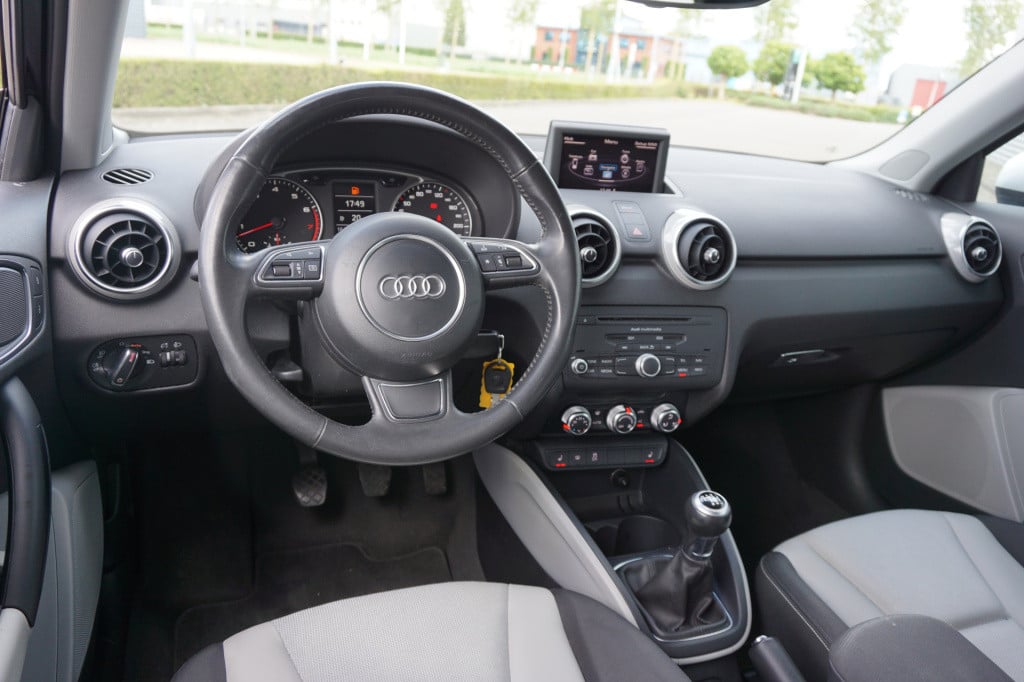 Audi A1 1.4 tfsi attraction airco / navi / parkeers. / elektr. ramen