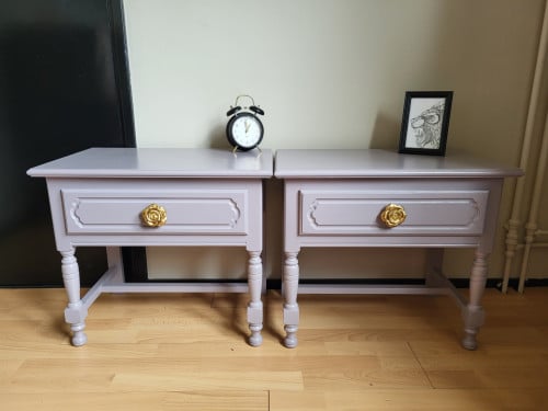 Set nachtkastjes lila met rozen knoppen