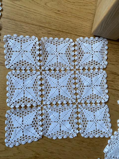 Diverse zeer fijn hand-gehaakte kleedjes