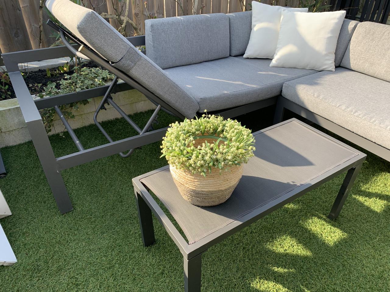 Alminium loungesetmet tafel en kussens.