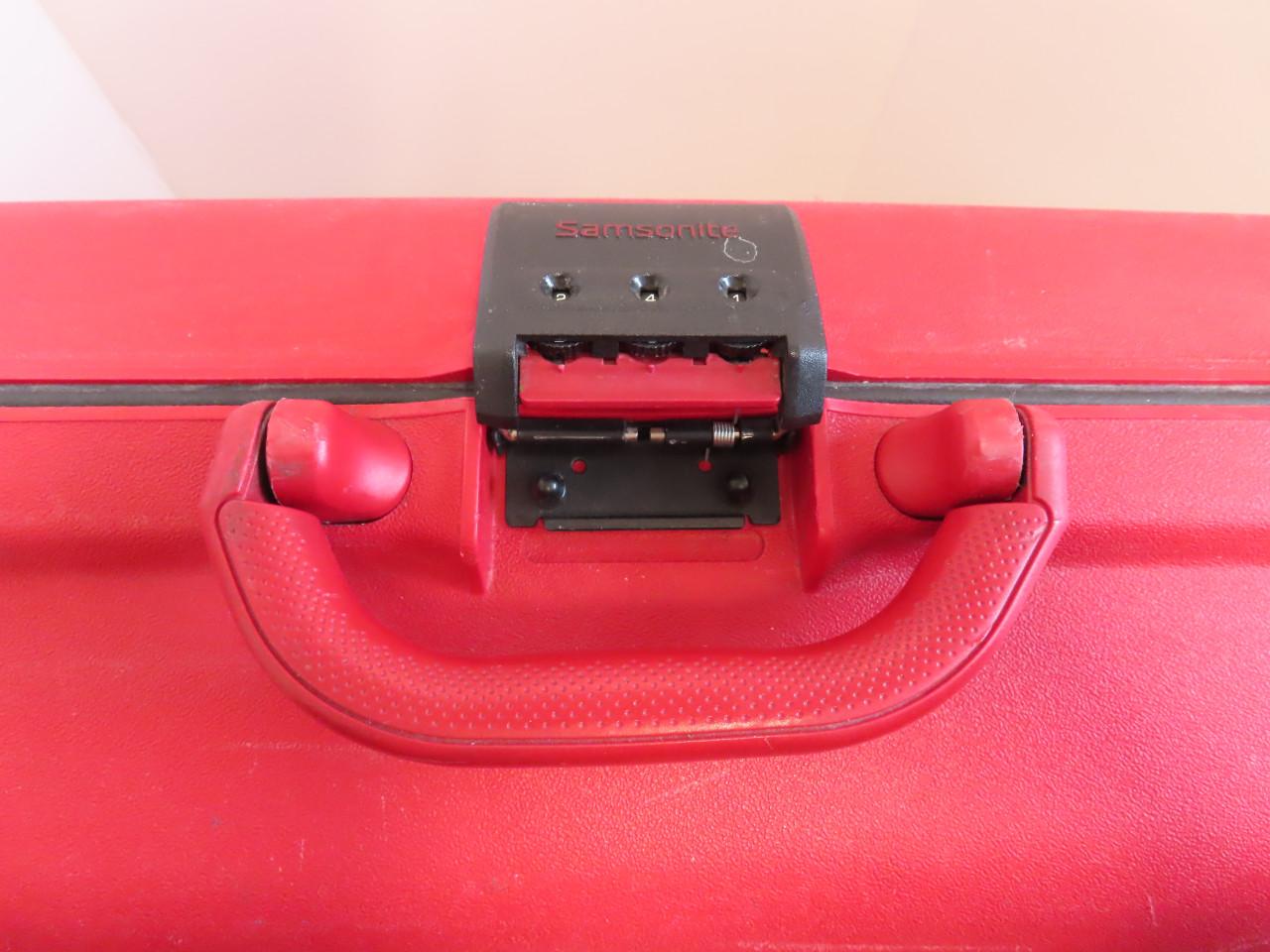 Samsonite koffer €.25,00 Kleur: Rood Lang 73 cm. Hoog: 60 cm Breed: 23 cm.