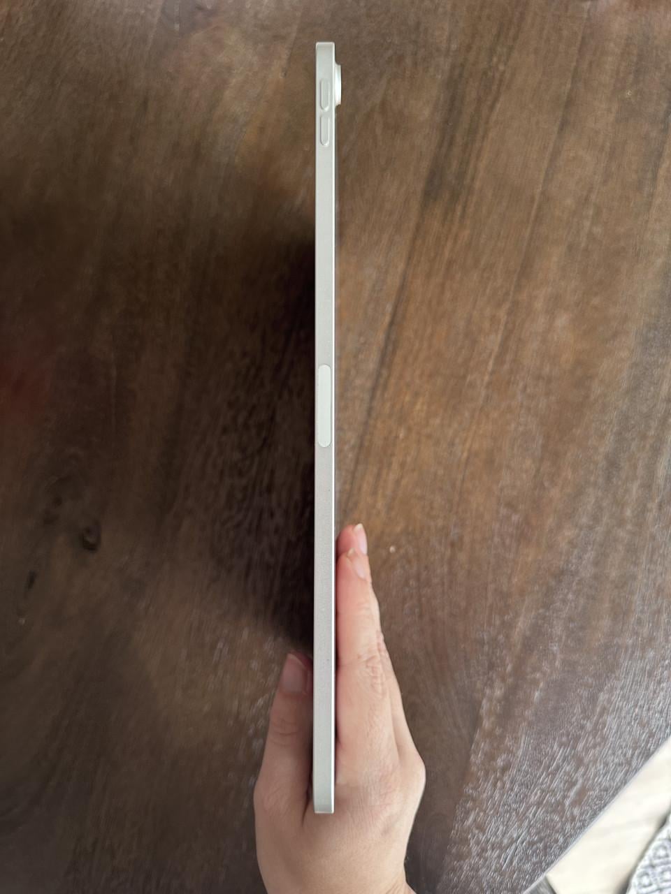 Nieuwstaat Apple iPad Air (5e generatie) Wi-Fi 256GB starlight