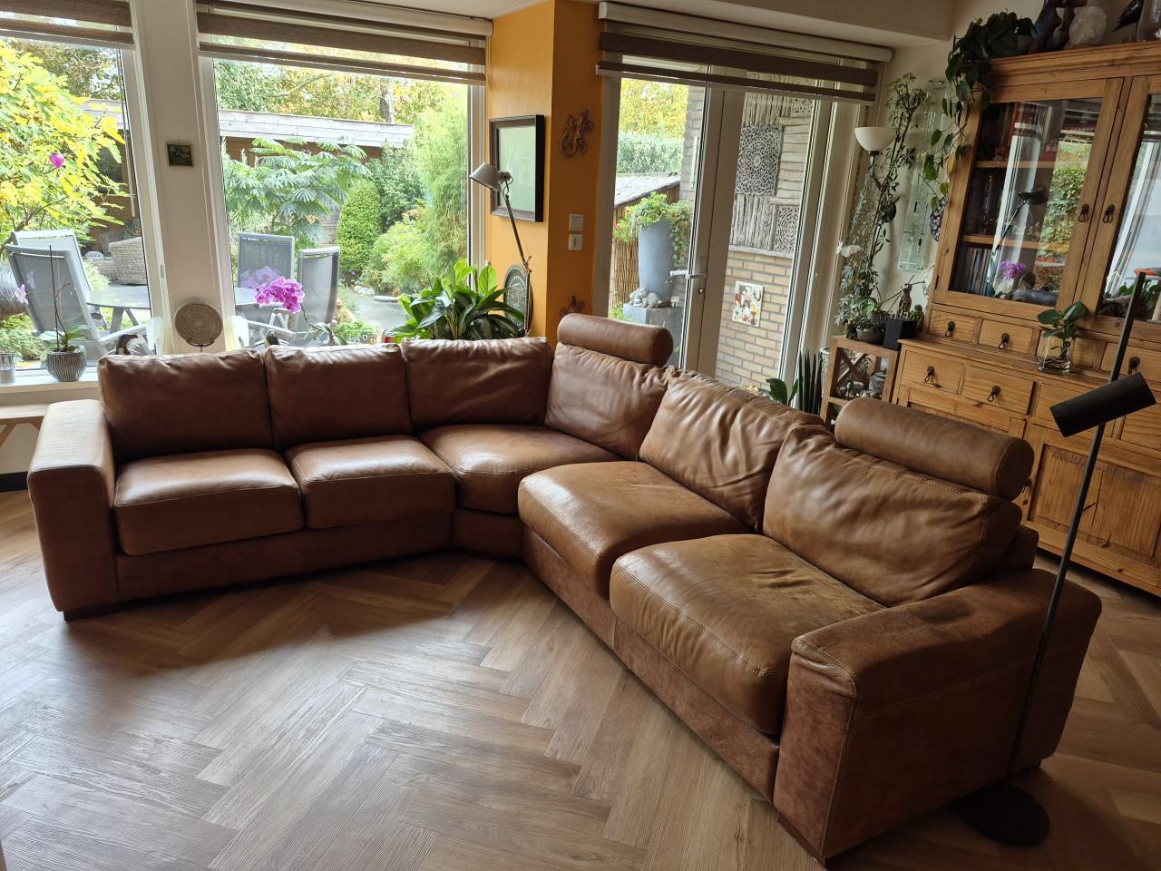 Lederen hoekbank incl hocker en 2 hoofdsteunrollen