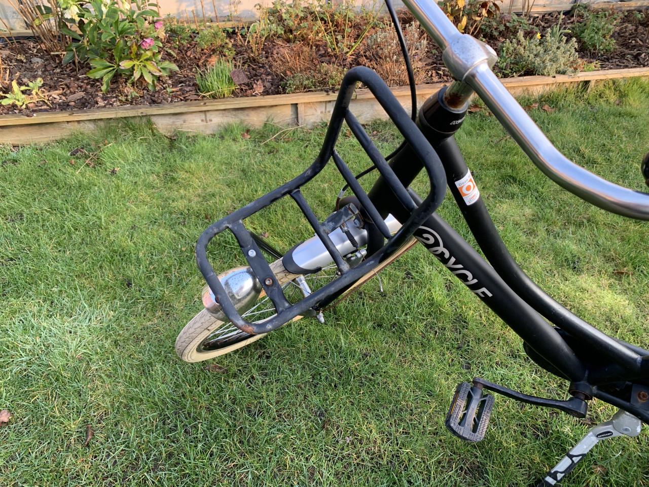 Zwarte Omafiets van het Merk 2 Cycle met Krathouder 24inch