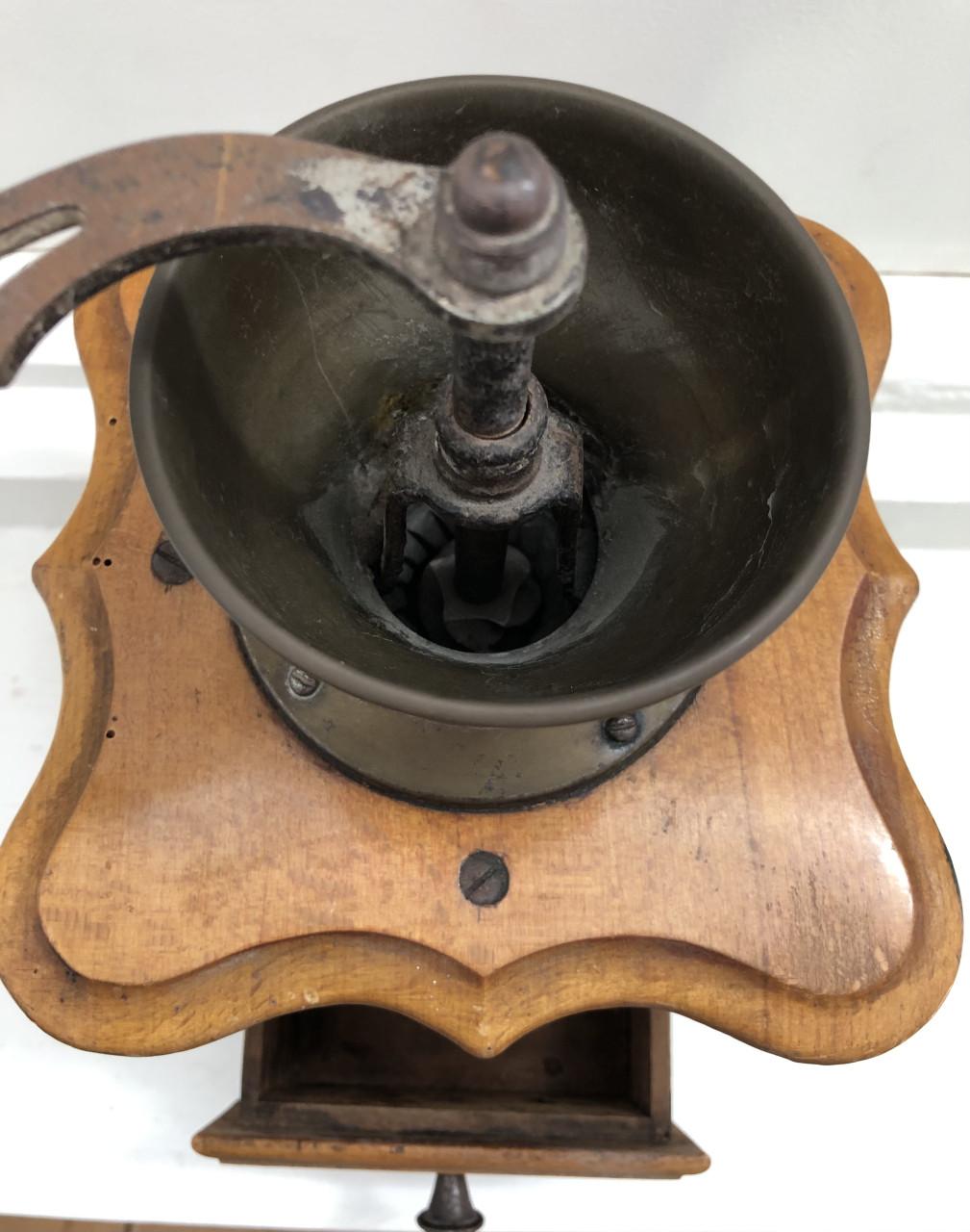 Mooie oude brocante schoot koffiemolen van het merk PéDé