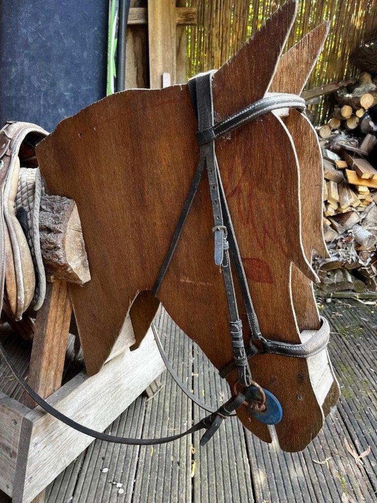 Houten speelpaard met echt zadel en hoofdstel – uniek!