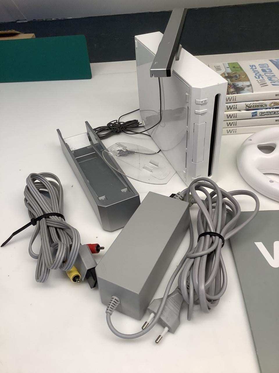 Nintendo Wii, compleet met controller, stuur, gun en veel spellen.