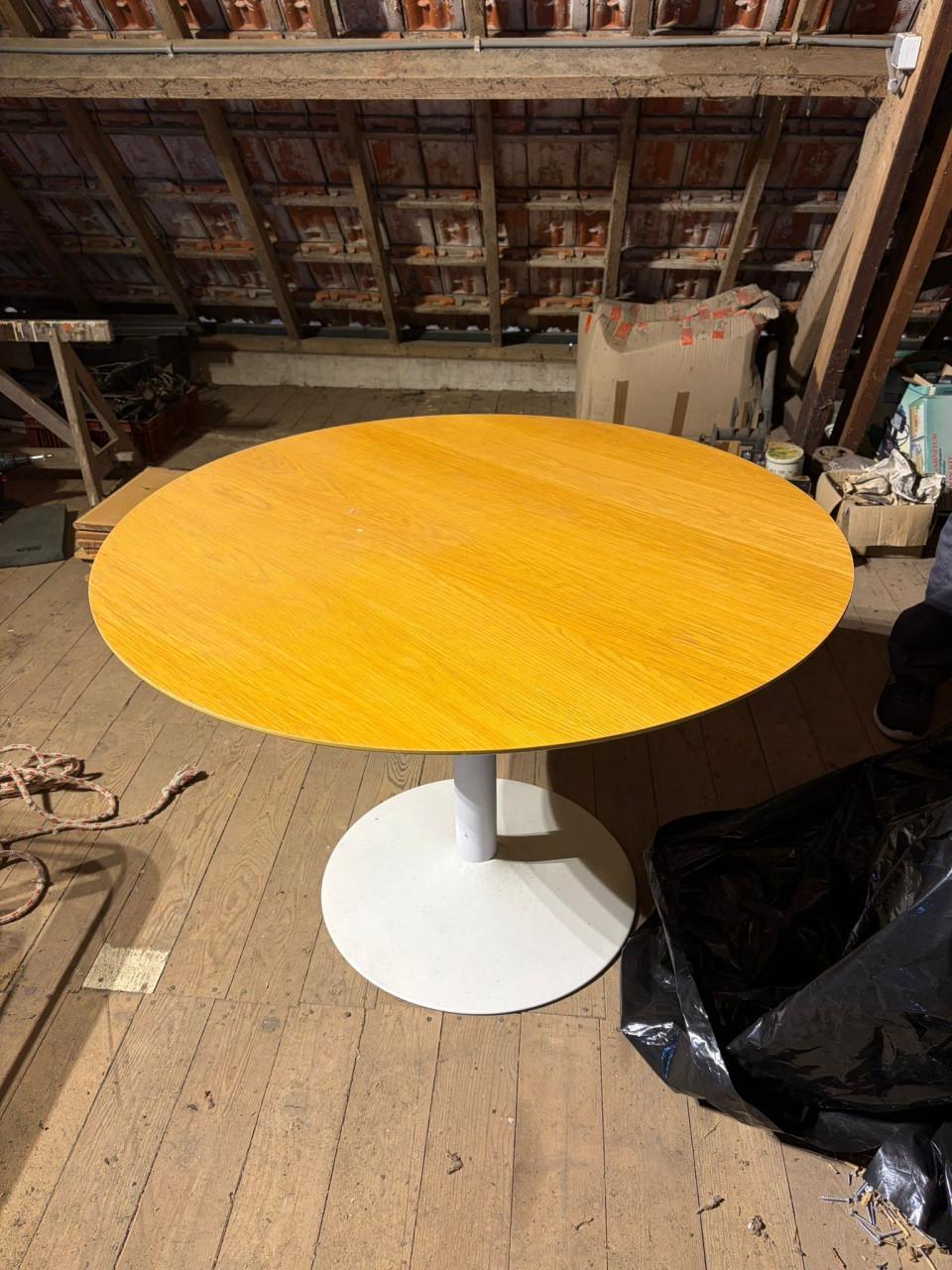 Mooie ronde eettafel