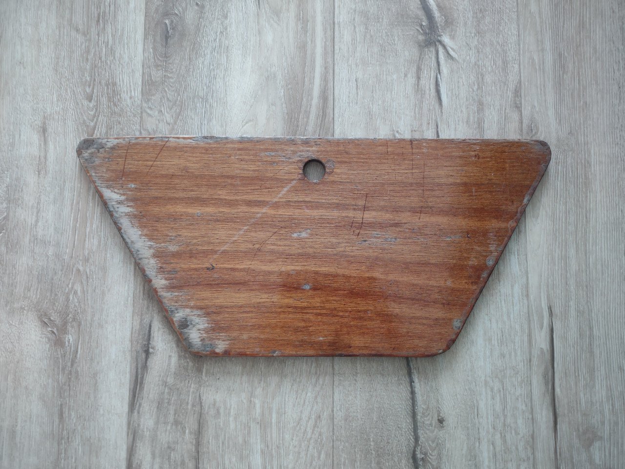 Stevige houten boot schuif met opening. 47,5 cm breed.