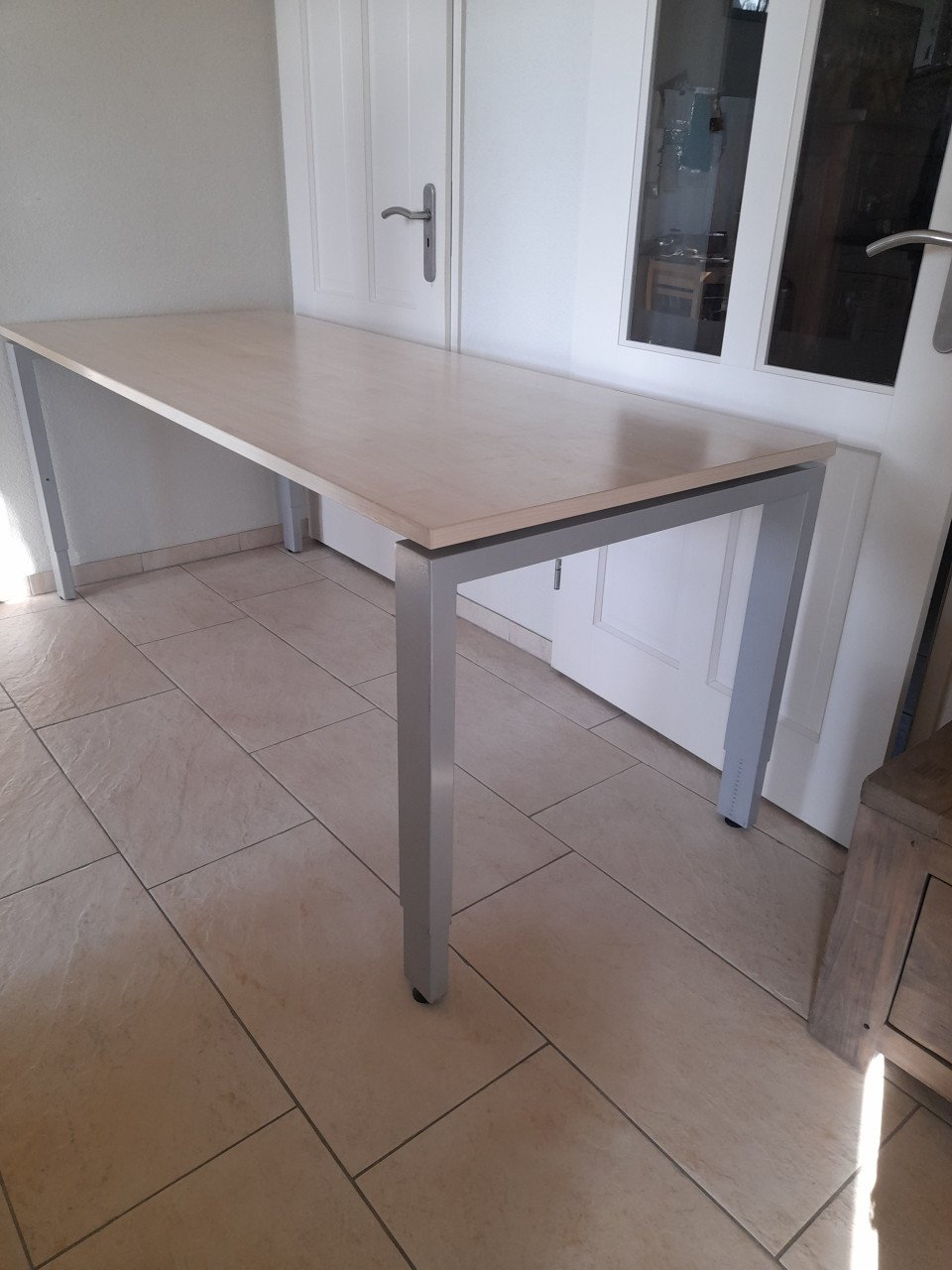 Bureau 80 x 200 (in hoogte verstelbaar van  62/82 cm) in goede staat!