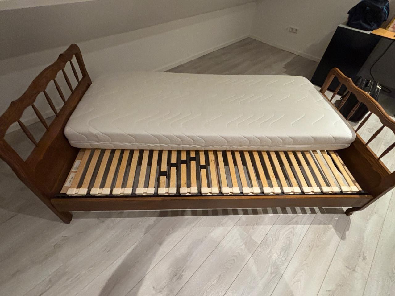 Eiken houten eenpersoonsbed + nieuw matras + nieuwe lattenbodem