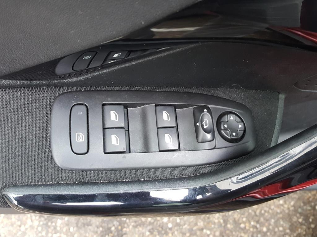 Peugeot 2008 1.2 puretech 110pk signature automaat eat6 navigatie | trekhaa