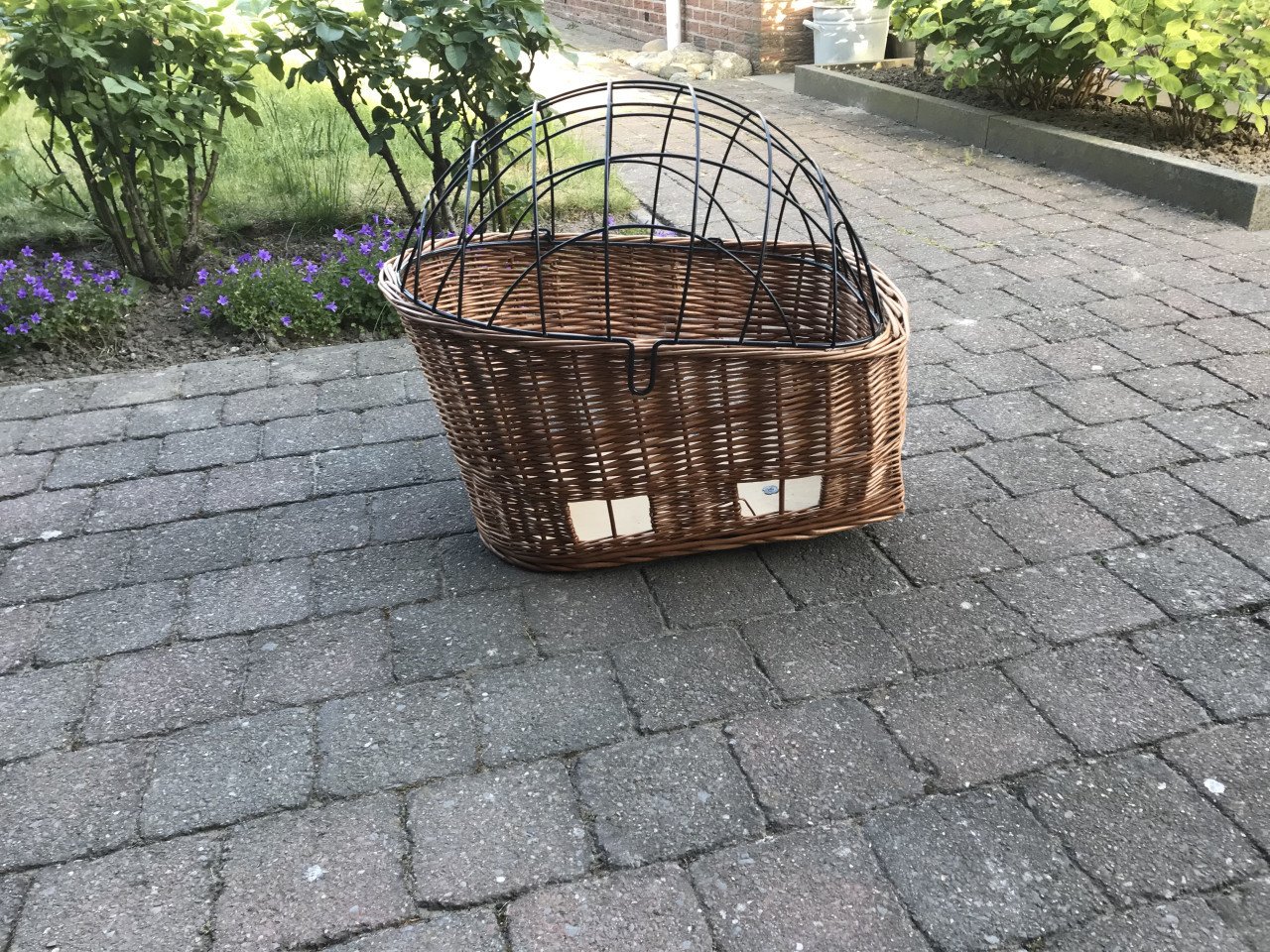 Te koop : Basil hondenmand voor achterop de fiets