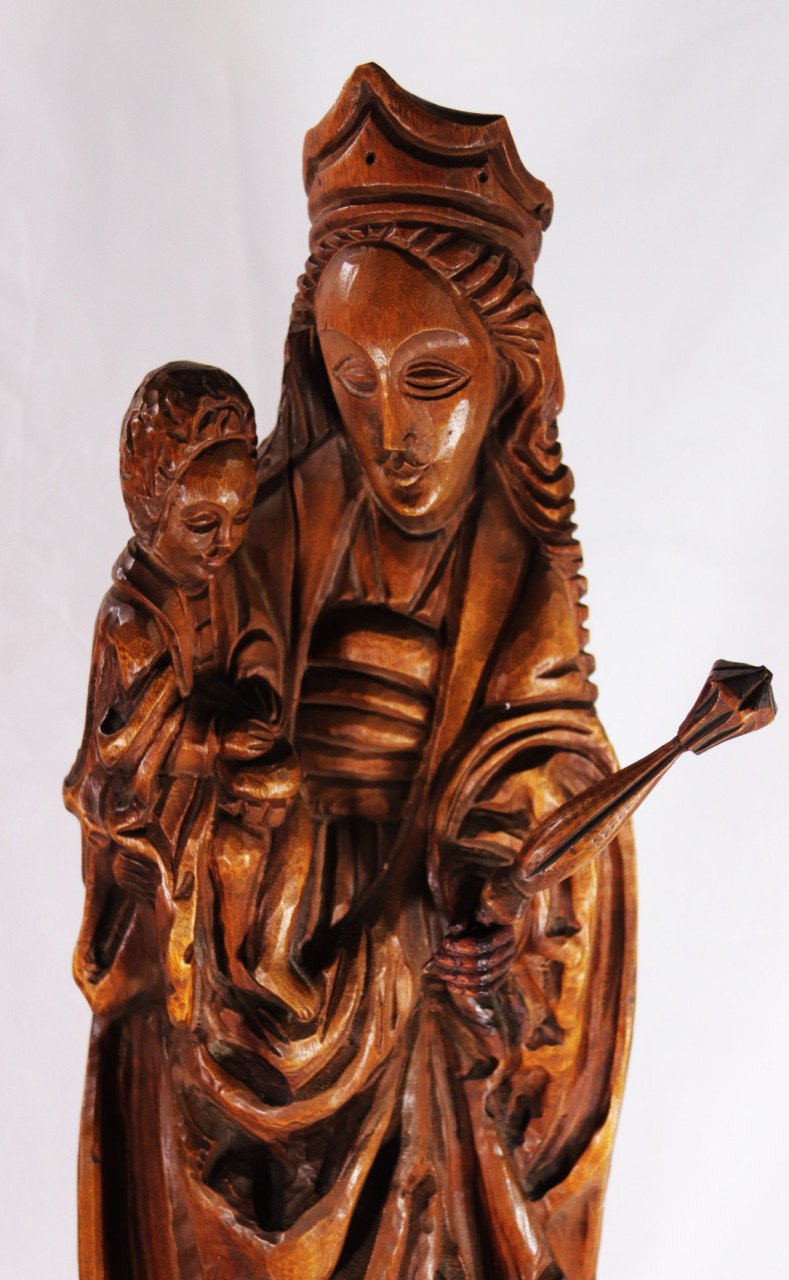 Groot houten beeld van Maria met kindeke.