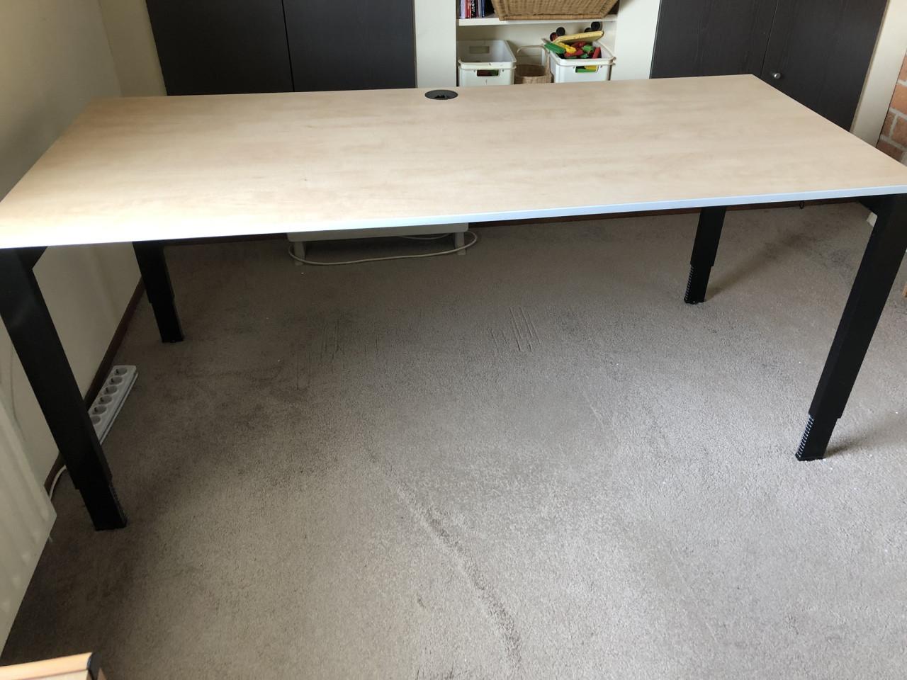 Te koop goed bureau.(z.g.a.n.).