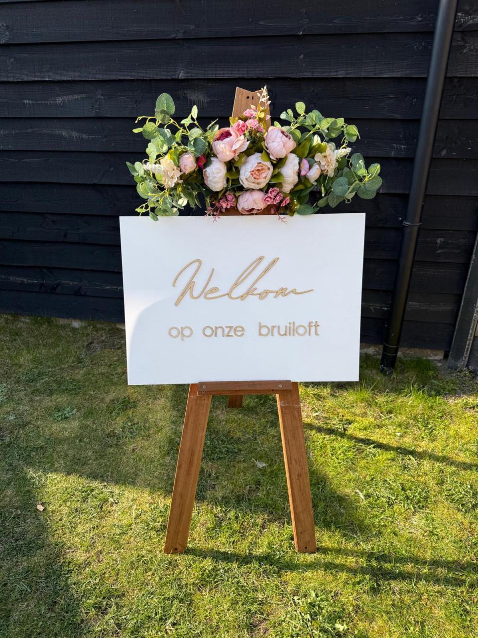 Mooi welkomstbord bruiloft incl ezel en bloemstuk