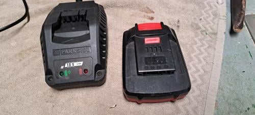 Te koop 2x accu voor boormachine + 2 laders