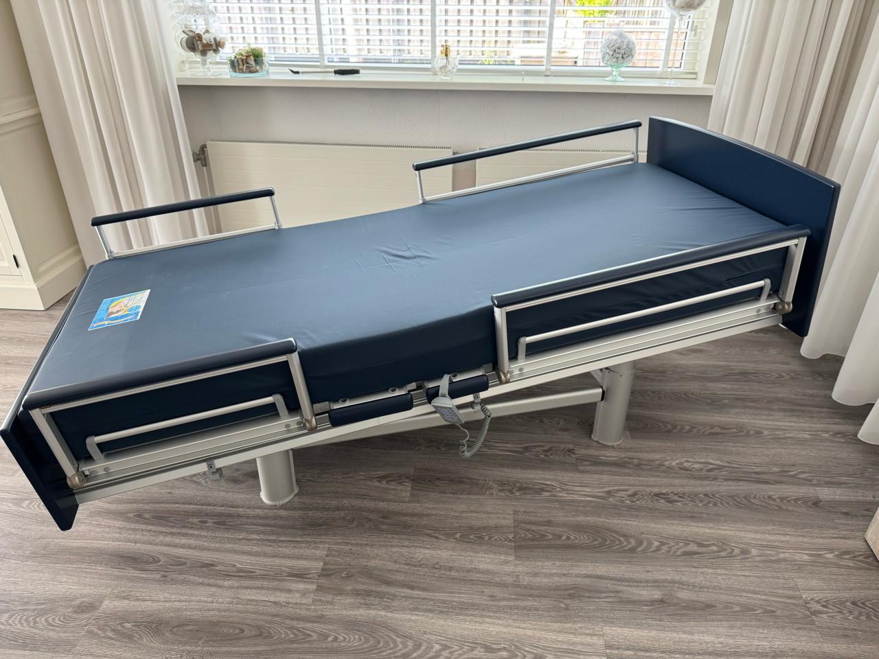 Hoog-laag bed van groot formaat(90x220) van nog geen half jaar oud,