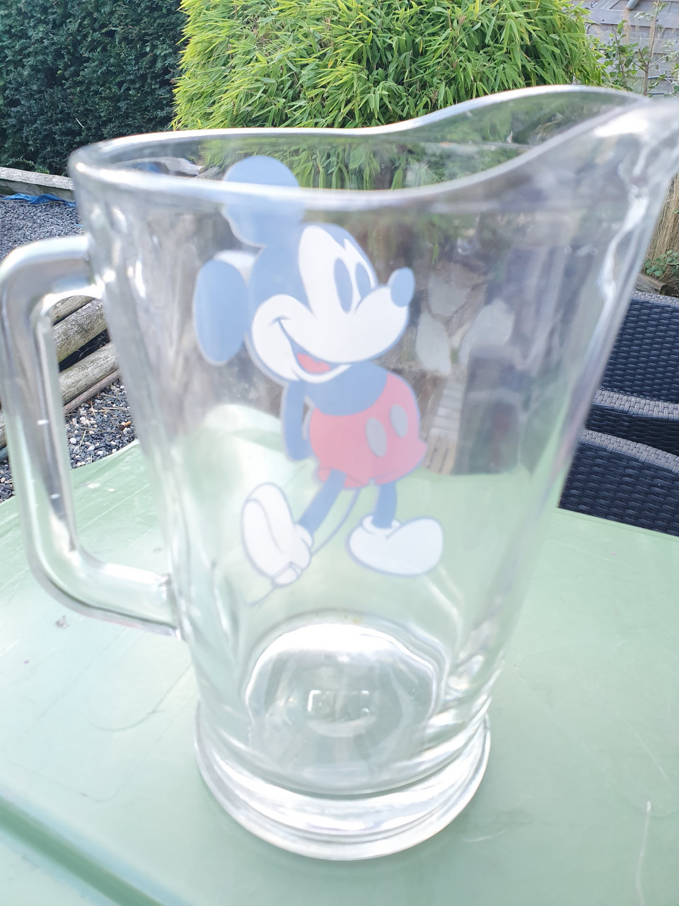 Prachtige dikke glazen waterkan, schenkkan Mickey Mouse, jaren 70