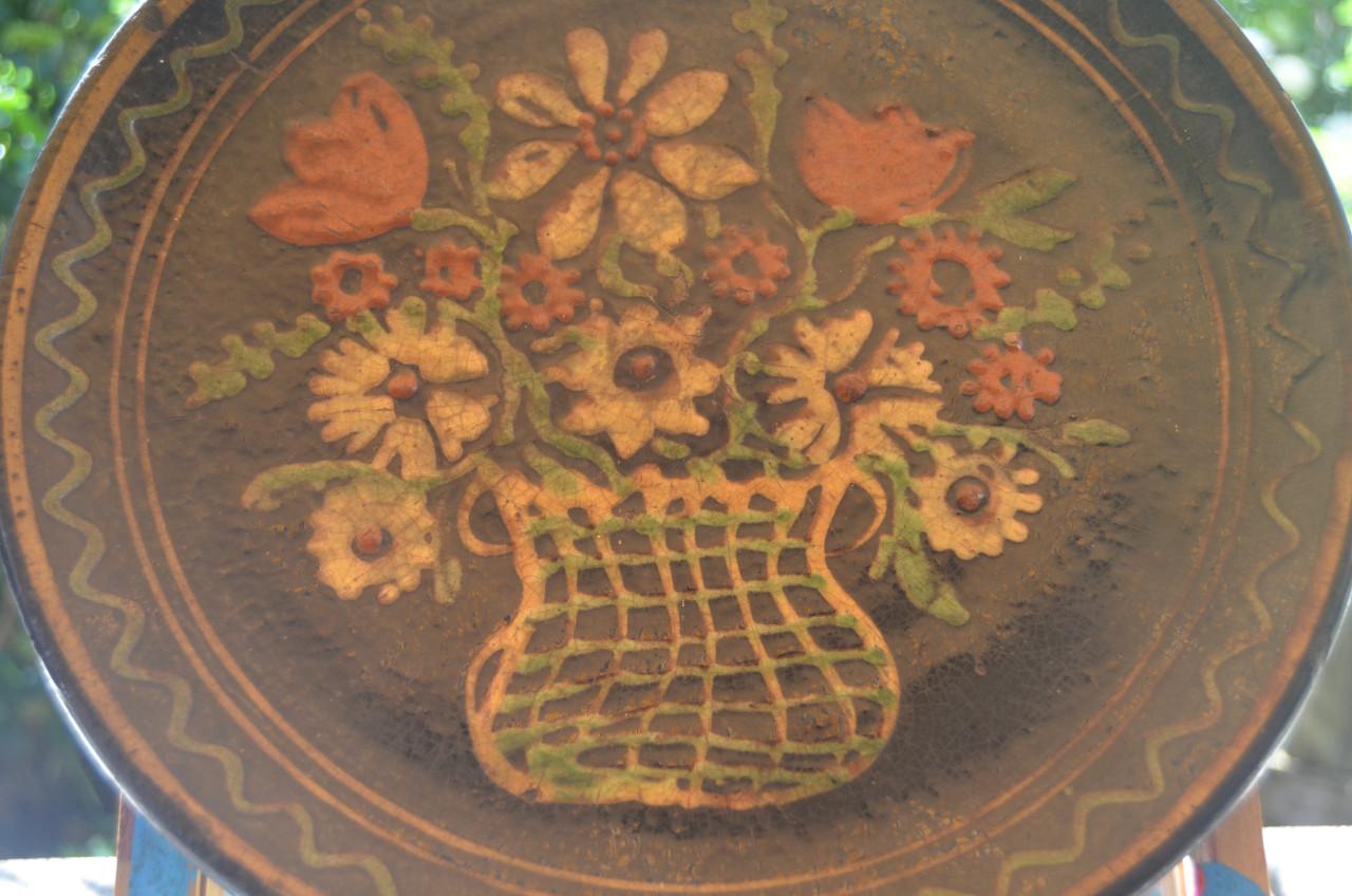 Zwarte aardewerk schotel decor vaas met bloemen 19e eeuw.