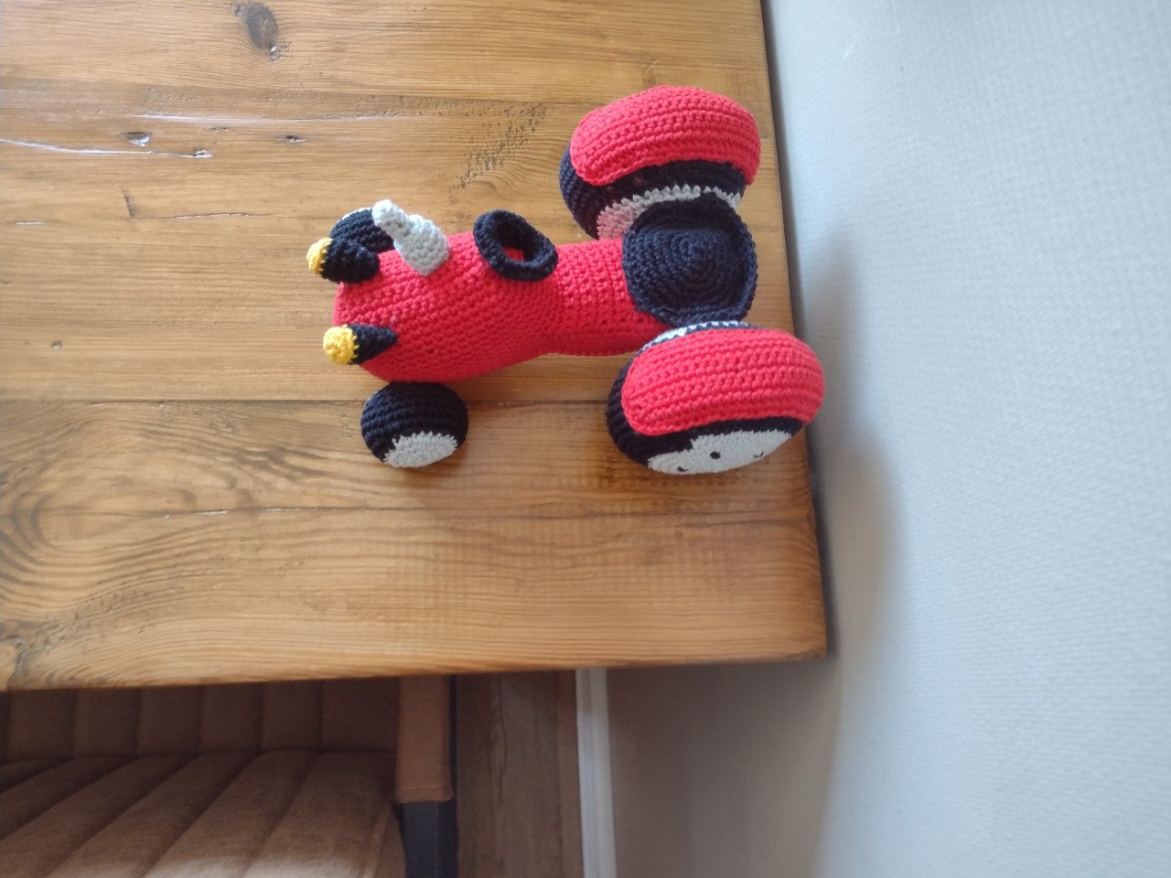 Gehaakte boer op tractor