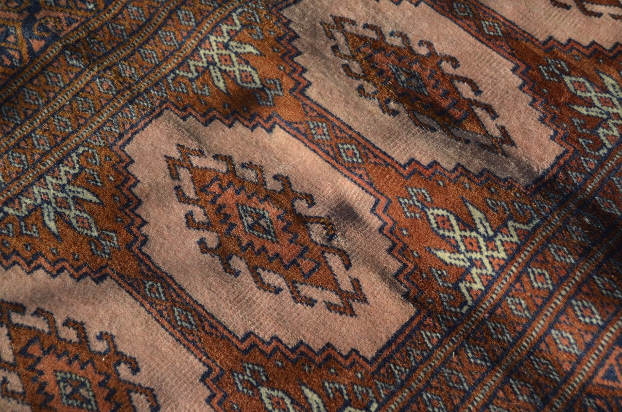 Vintage handgeknoopt kleed in redelijke staat