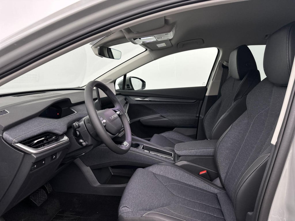 Skoda Elroq business edition tour elektromotor 210 kw / 286 pk
