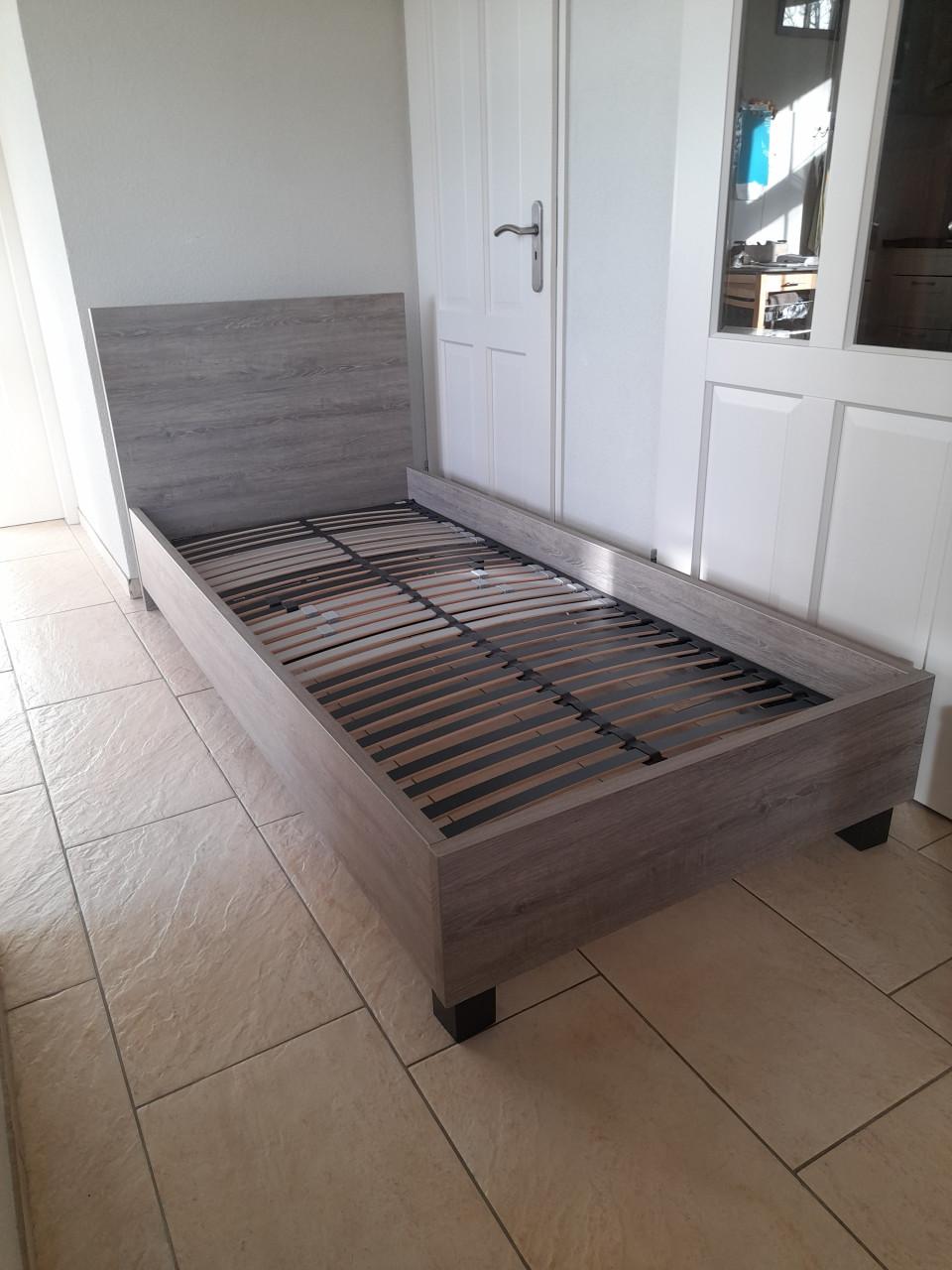 1 persoons bed 90 x 200 ( in goede nette staat )