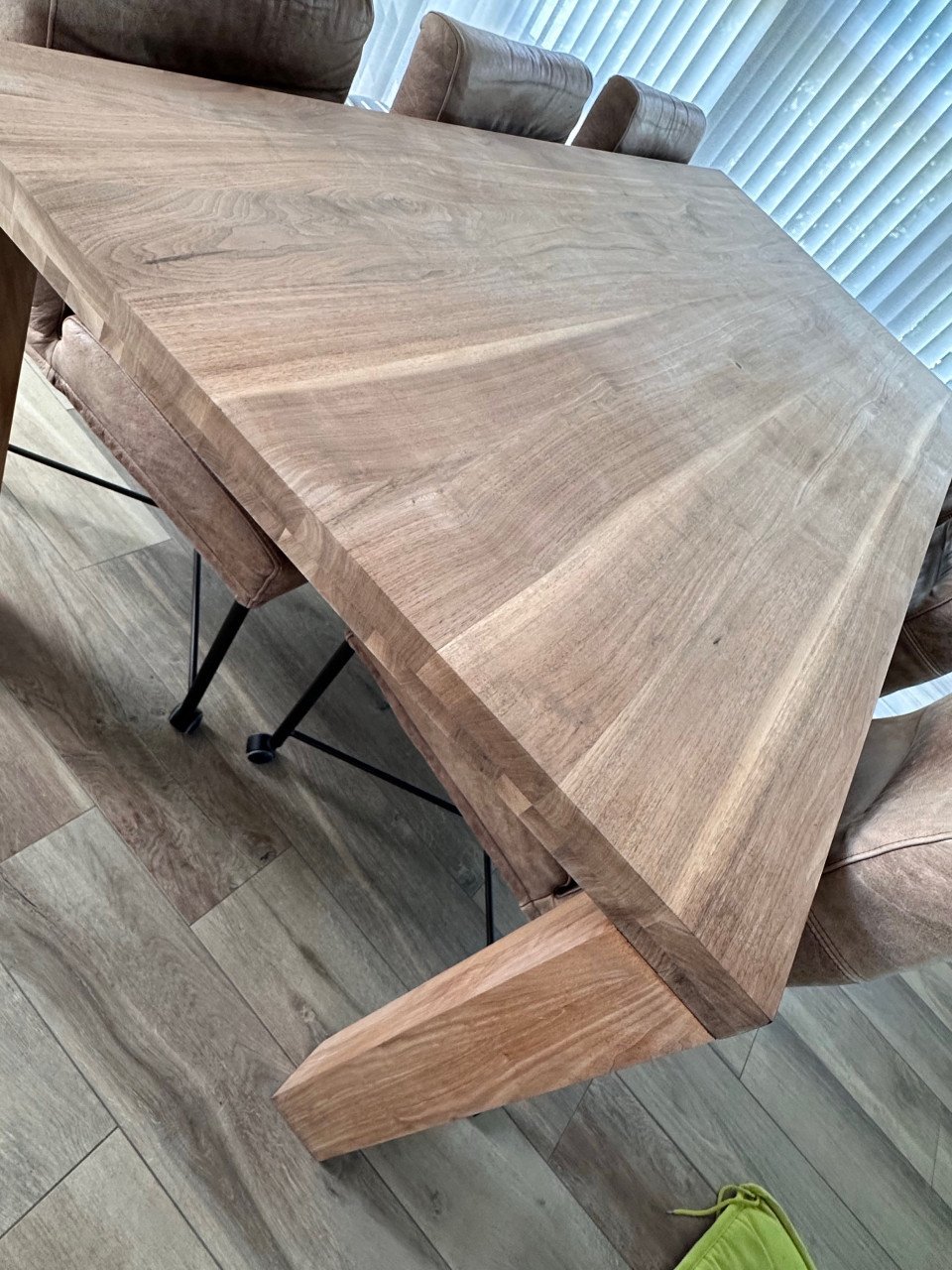 Massief Notenhouten eettafel van Bert Plantagie